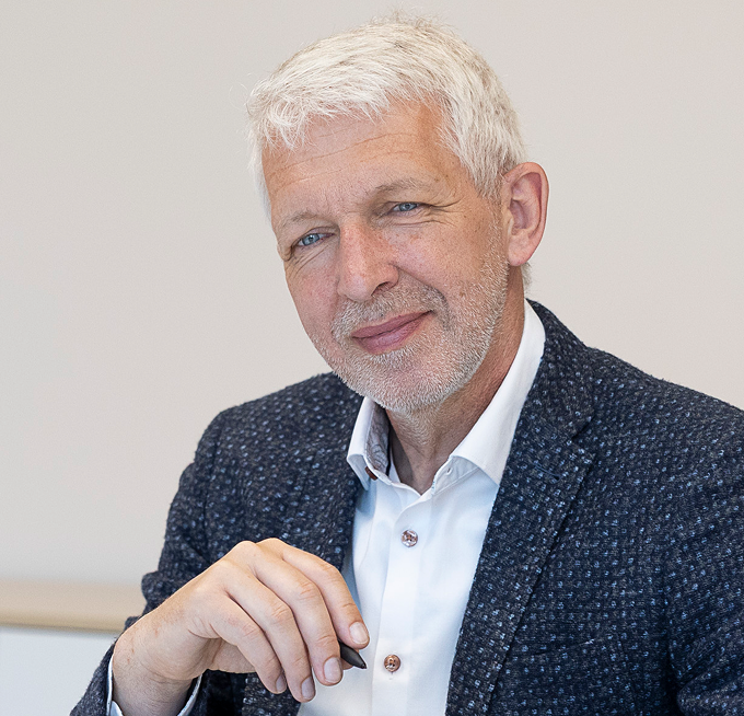 Porträt von Karsten Weiß mit einem Stift in der Hand.